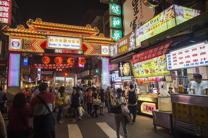 2-hr Raohe Night Market Walking Private Tour with a Tour Guide - Shongshan MRT meeting point, then fast navigation through the crowd