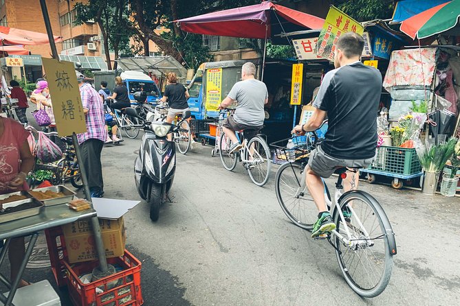 4-Hour Morning Cycling City Tour (incl. breakfast) - City gates, memorial halls, and the changing of the guards