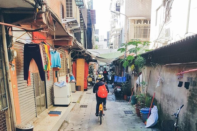 4-Hour Morning Cycling City Tour (incl. breakfast) - Longshan Temple and the chance to understand why people pray