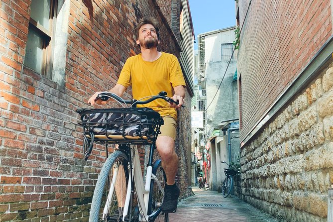 4-Hour Morning Cycling City Tour (incl. breakfast) - Xia Hai City God Temple and the free tea moment