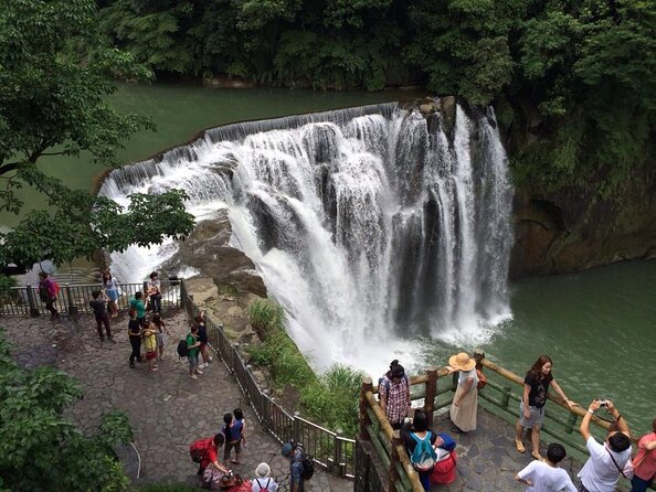 7-Hour Jiufen Night View, Shifen Waterfall & Raohe Market Tour - Shifen Waterfall: the trail walk and what to expect if the bridge is closed