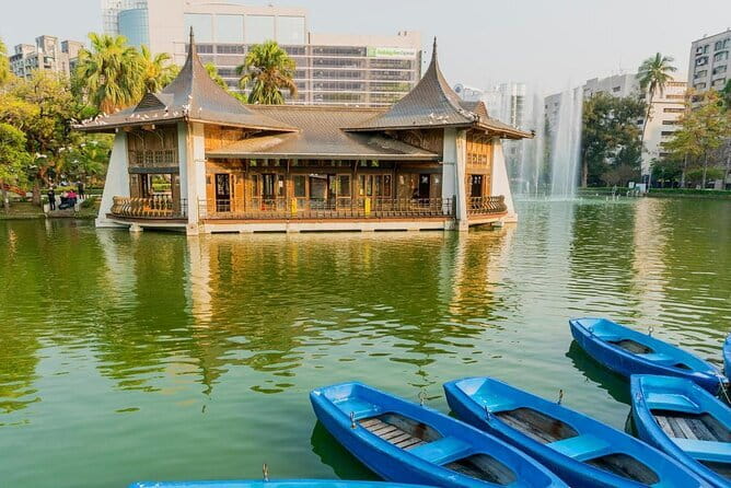 Alishan One Day Tour from Taichung - Longyin Temple: quick culture stop with mountain views