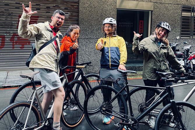 Best E-bike Cycling Tour in Taipei - Includes Local Food & Drinks - Meeting at Surcle and getting comfortable fast on the e-bike