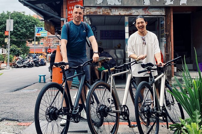 Best E-bike Cycling Tour in Taipei - Includes Local Food & Drinks - Stop 1, Yonghe Soy Milk: your Taipei breakfast in real local style