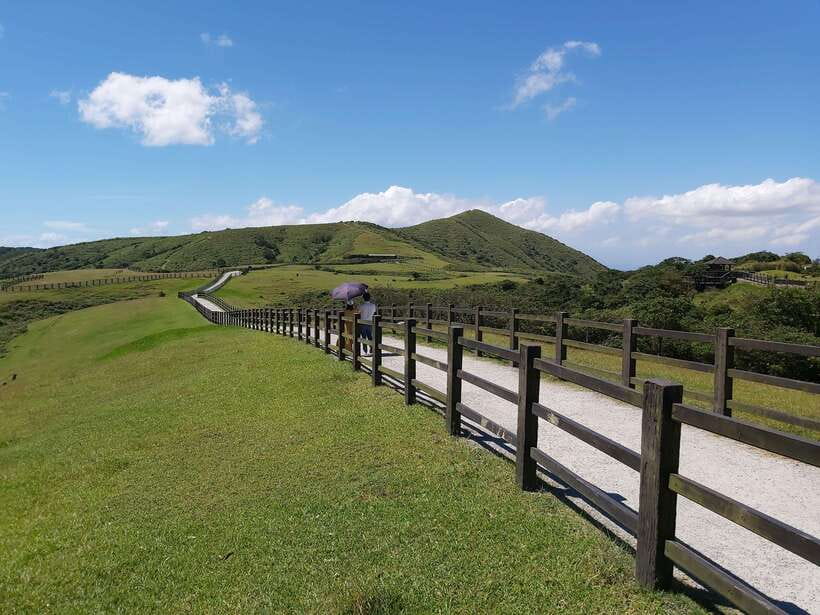 From Taipei: Beitou and Yangmingshan National Park Day Tour - Qingtiangang Grassland: When Traffic Stops Matter