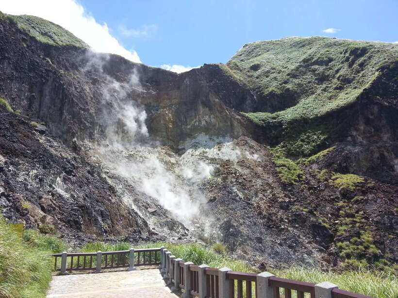 From Taipei: Beitou and Yangmingshan National Park Day Tour - Zhuzihu Lake Break: Reset Time for Lunch and Photos