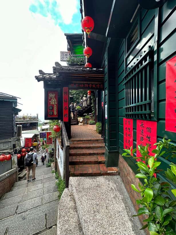 From Taipei: Jiufen & Shifen The Taiwan Charm Day Tour - The Jiufen tea and coffee stop that can turn into a cultural win
