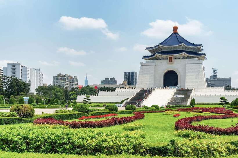 From Taipei: Private Classic Taipei Timeless Treasures Tour - Lungshan Temple of Manka: carvings, incense, and a pause you can feel