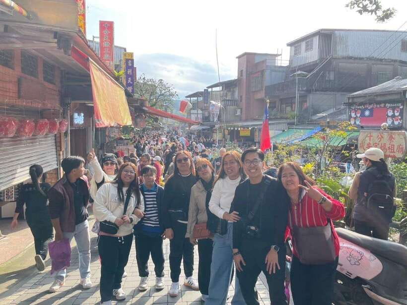 From Taipei: Shifen, Jiufen, and Yehliu Geopark Day Tour - How the guide style shapes your day (timing, stories, and pacing)