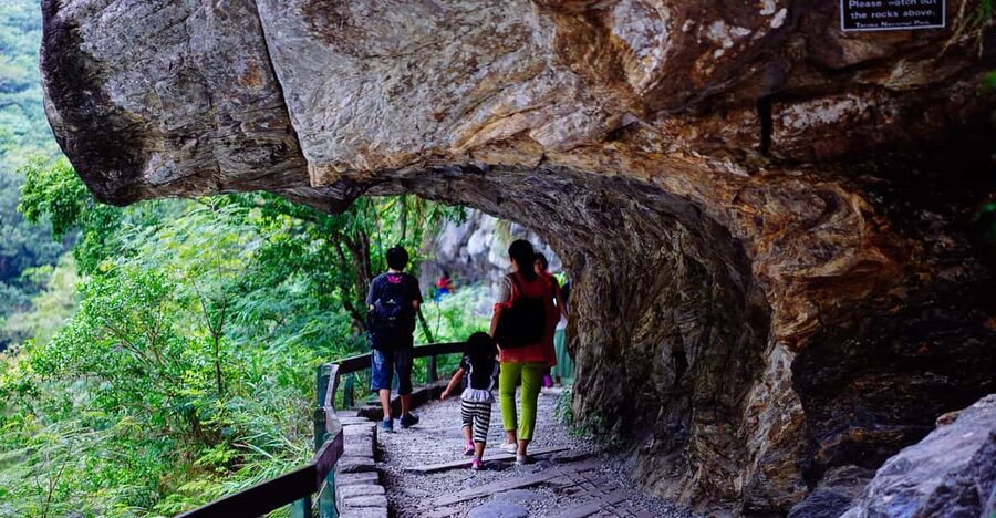 From Taipei: Taroko Gorge Private Tour - Taroko Archway and the visitor center: seeing the gorge with context