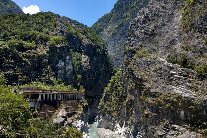 Full-Day Private Taroko National Park Tour from Hualien City - Swallow’s Grotto: a classic Taroko stop made for pauses