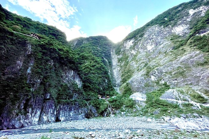 Hualien Taroko Day Tour From Ximending - Entering Taroko: The Canyon Starts With a Shrine Stop