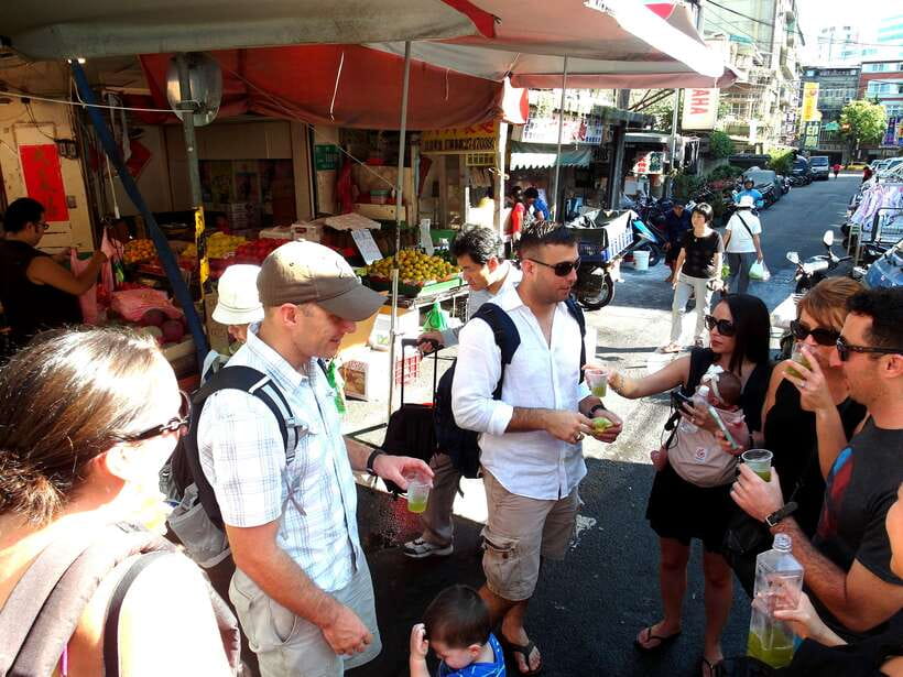 Iconic Food Tour: Local Street Food, Drinks & Sites - Key highlights to look for