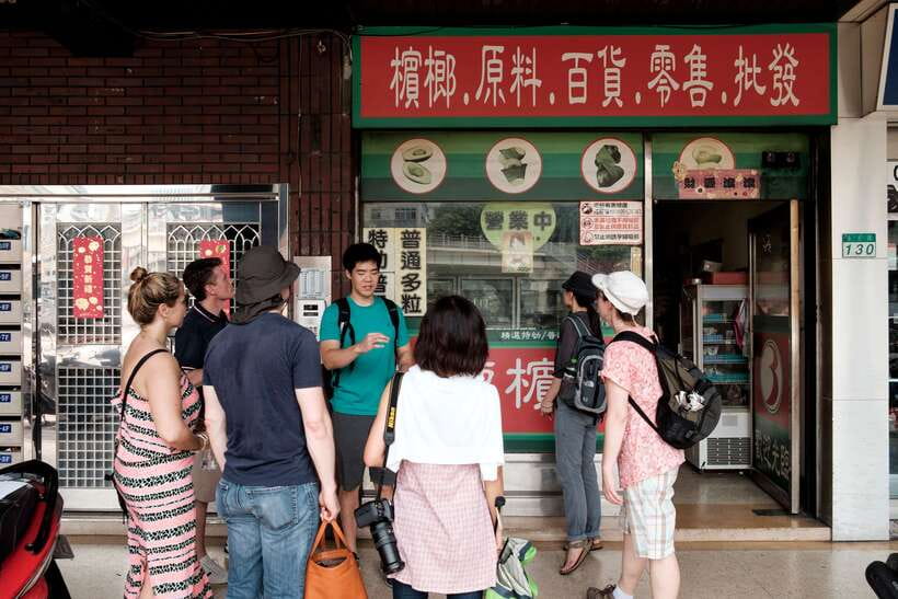 Iconic Food Tour: Local Street Food, Drinks & Sites - Gua bao (刈包): the award-winning Taiwanese burger you should not skip