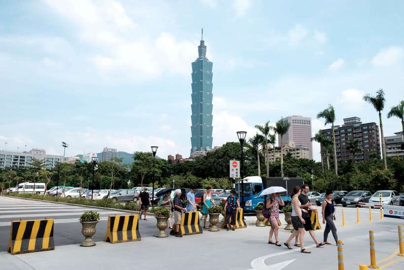 Iconic Food Tour: Local Street Food, Drinks & Sites - Stinky tofu and betel nut: when the tour earns its name
