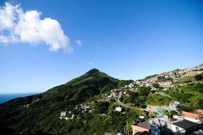 Jiufen, Heping Island Park & Keelung Night Market Day Tour - The Guides and the Human Touch: Why Yellow Uniforms Matter