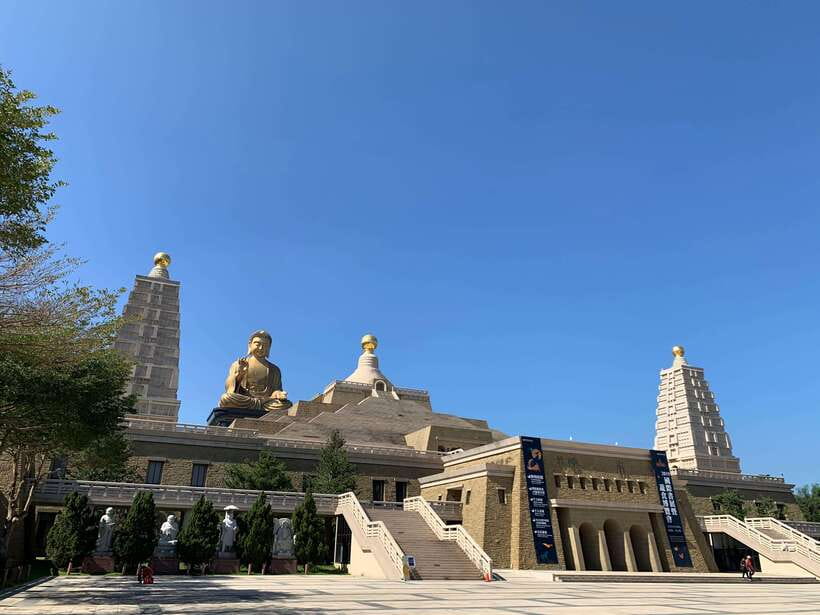 Kaohsiung: Private City Tour with Fo Guang Shan Museum - Pier-2 Art Center, then the Kaohsiung Museum of Fine Arts