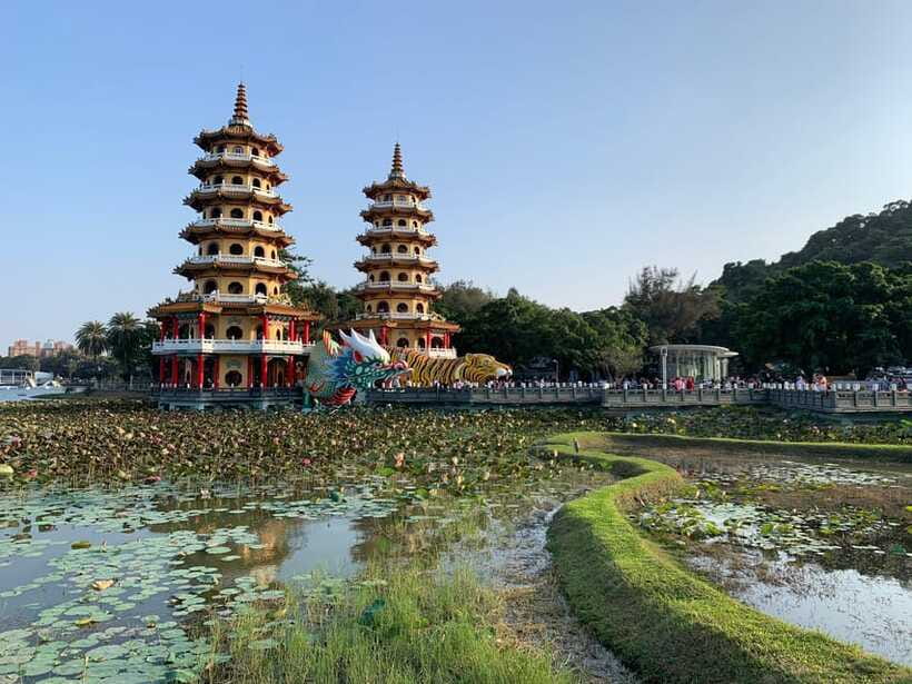 Kaohsiung: Private City Tour with Fo Guang Shan Museum - Hidden stop time and how to handle lunch like a pro