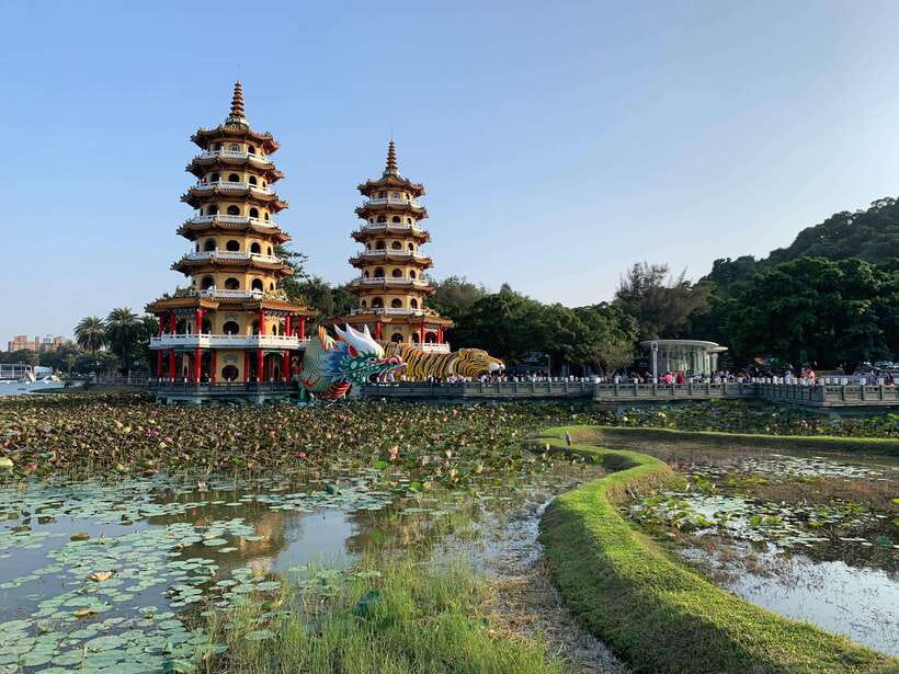 Kaohsiung: Private City Tour with Fo Guang Shan Museum - Lotus Pond, Dragon and Tiger Pagodas, plus the Spring and Autumn Pavilions