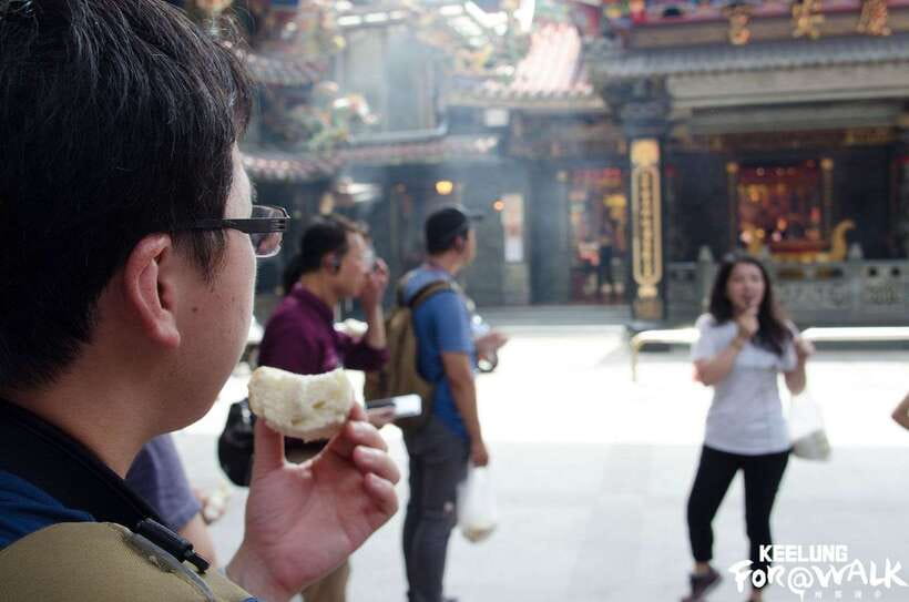 Keelung Half-Day Food Tour: Explore Day & Night Markets - Keelung’s Miaokou Night Market, the smart anchor for street food