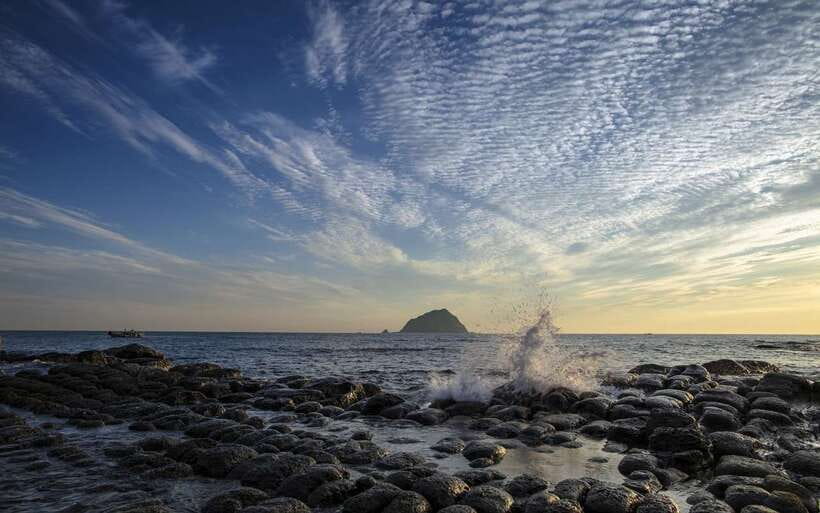 Keelung: Heping Island Geopark Entry Ticket - Reading the geology: sea erosion landforms and fossils