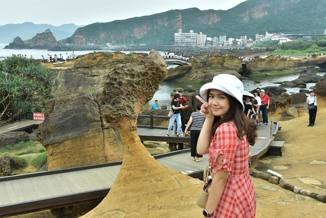 Northern Taiwan Private Adventure: Yehliu, Jiufen, & Pingxi - Hotel pickup in Taipei, plus a guide who can switch languages