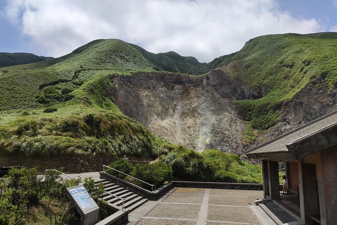 One Day Hike around Taipei's Yangmingshan National Park - Forest Walking to Lengshuikeng Pond and the Jingshan Suspension Bridge