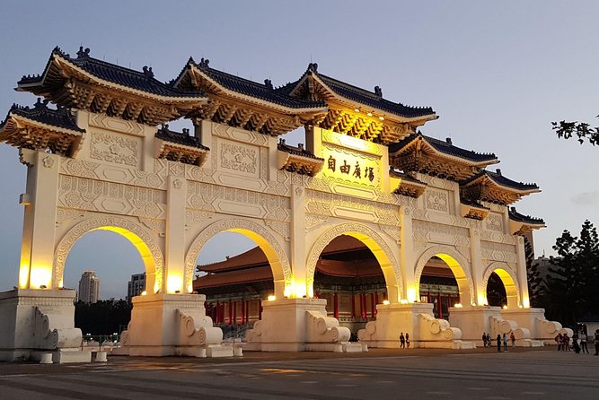 One-day private chartered car tour in Taipei: Yehliu, Jiufen, Pingxi, North Coast popular attractions with chartered car, professional Chinese/English driver - Stop 3, Shifen Waterfall Walk Area: Niagara-style drama, quick and scenic