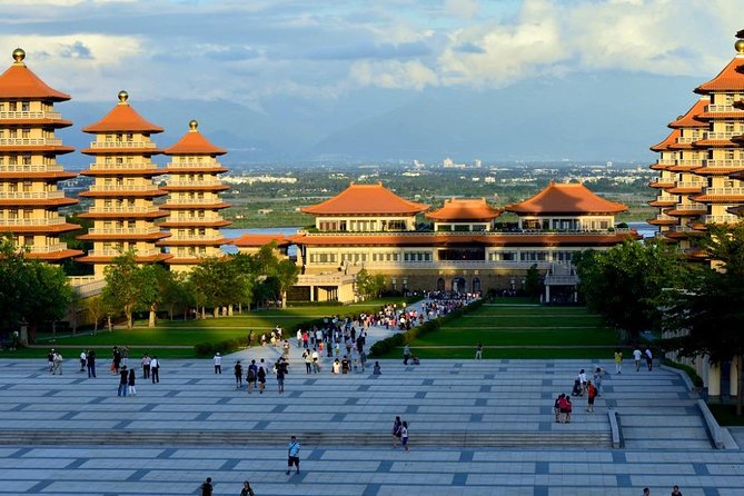 Private Classic Kaohsiung Day Tour - Dragon Tiger Tower in 30 minutes, where Taoist art shows off