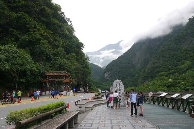 Private East Coast & Jade Hunting Day Tour with Local Expert - Liyu Lake, a Calmer Finish With Options for Your Pace