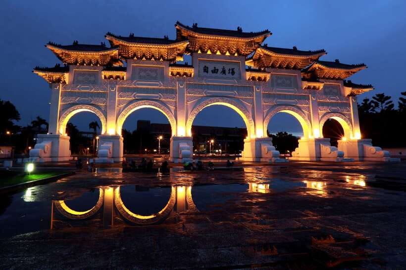 Private Night Tour: Taipei City Highlights - Liberty Square illuminations: Chiang Kai-shek Memorial Hall and the performing arts halls