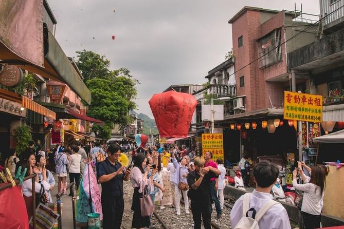Private Tour to Jiufen, Yehliu Geopark, and Pingxi - Shifen Old Street: trains through the market and a built-in pause