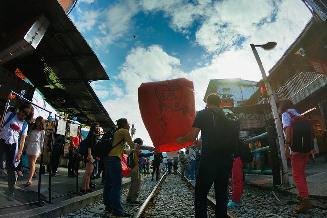 Private Tour to Jiufen, Yehliu Geopark, and Pingxi - Pingxi sky lanterns: the wish moment (and how it actually works)