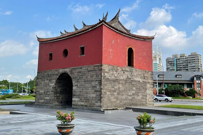 Small-Group: Classic Taipei Landmarks Day Tour - Yongle Market Walk-By and Taipei 101: Shopping Time Plus a View Option You Control