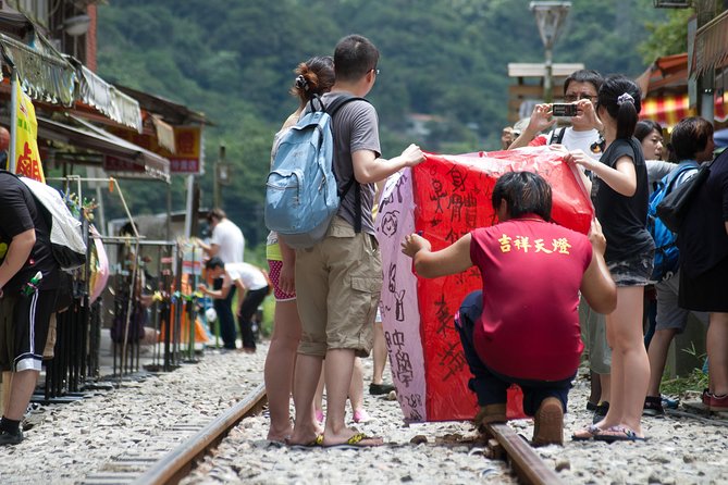 Small-Group Tour: Jiufen, Yehliu Geopark, and Shifen from Taipei - Golden Waterfall (quick hit near Gold Ecological Park)