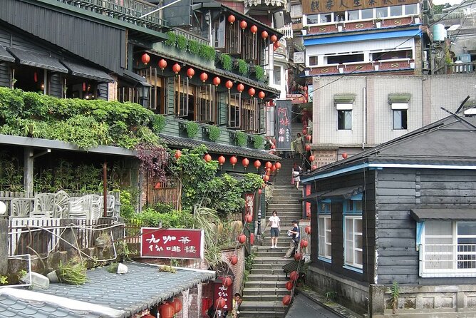 Small-Group: Yehliu, Jiufen & Pingxi Day Tour from Taipei - Guide quality: how good explanations can make each stop click