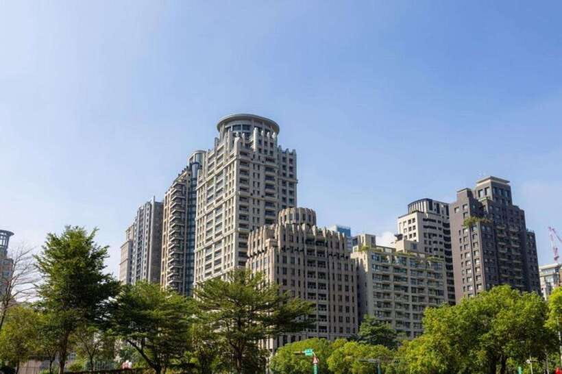 Taichung City: Sightseeing Walking Tour with a Local Guide - Key Highlights You’ll Feel in Real Time