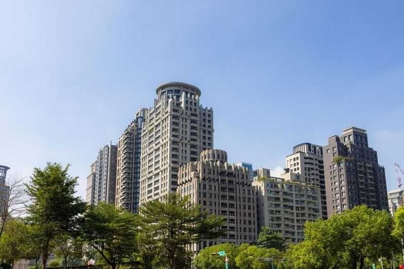 Taichung City: Sightseeing Walking Tour with a Local Guide - Feng Chia Night Market: Food, Fashion, and Where the City Breathes