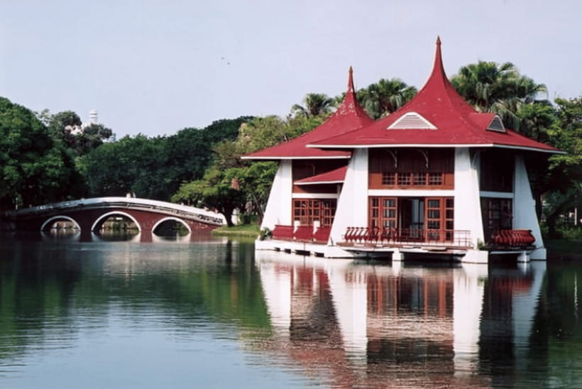 Taichung City: Sightseeing Walking Tour with a Local Guide - Taichung Park: A Calmer Pause Before the Museums