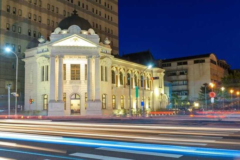 Taichung City: Sightseeing Walking Tour with a Local Guide - National Taiwan Museum of Fine Arts: Art Stops and Architectural Respect