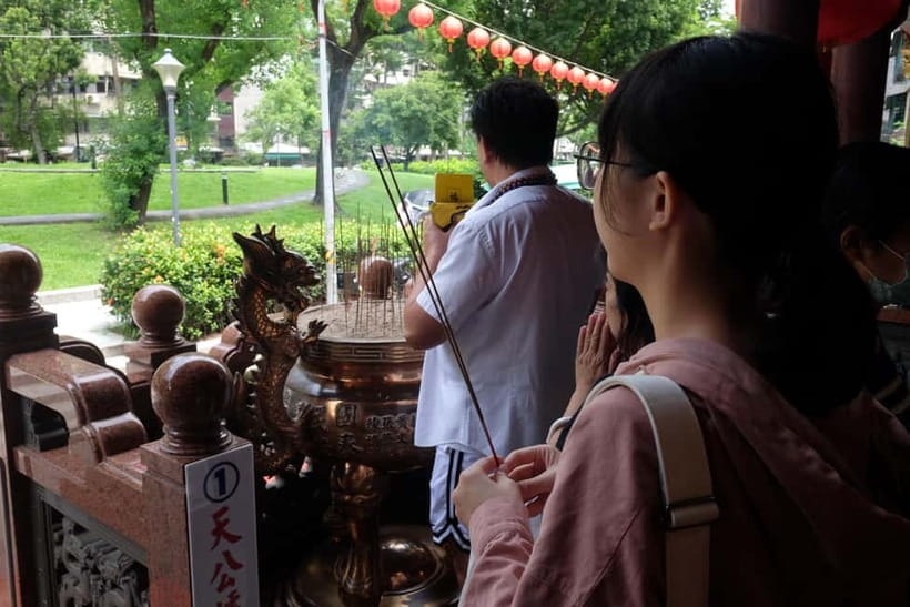 Taipei: 4-Hour Morning City Cycling Tour with Breakfast - Longshan Temple, Temple Etiquette, and a Quick Check of Your Camera Roll
