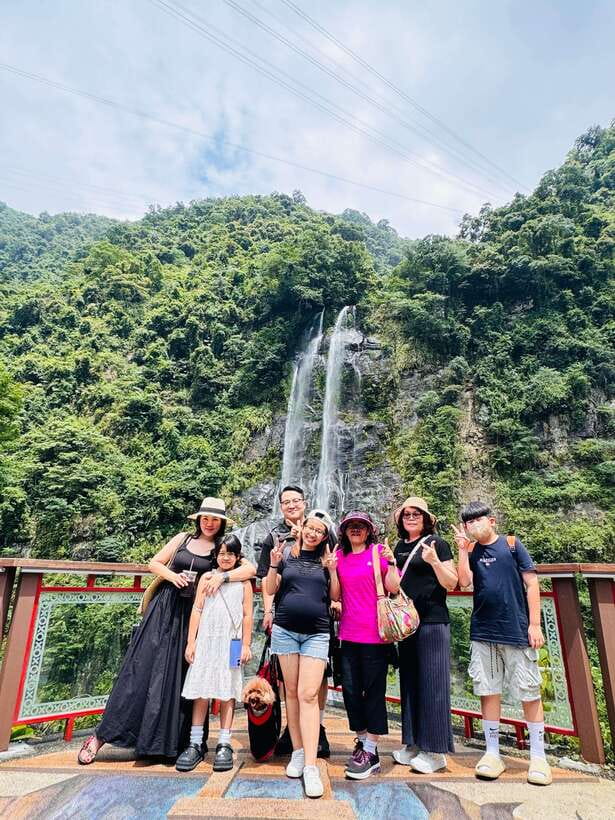 Taipei: 8 Hours Private Day Tour in Wulai with Benz Vito - Lunch choices you do not control, but timing is protected