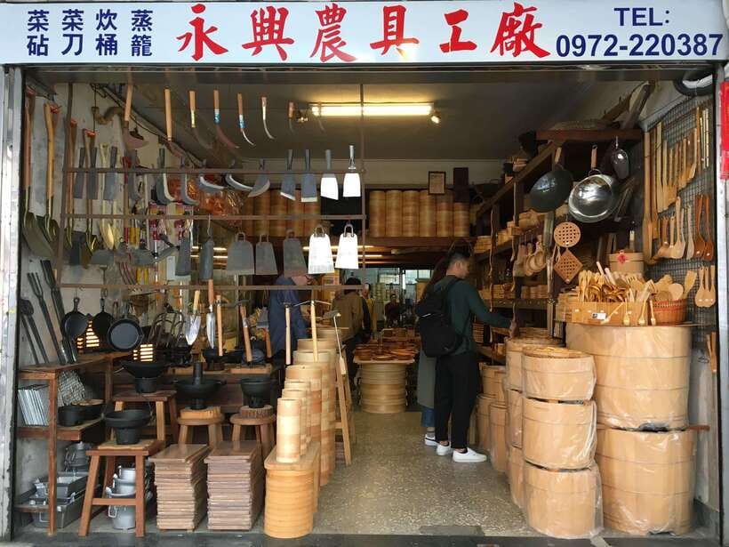 Taipei: Classic Landmarks Day Tour - Lungshan Temple: Daily Faith, Divining Blocks, and Real Atmosphere