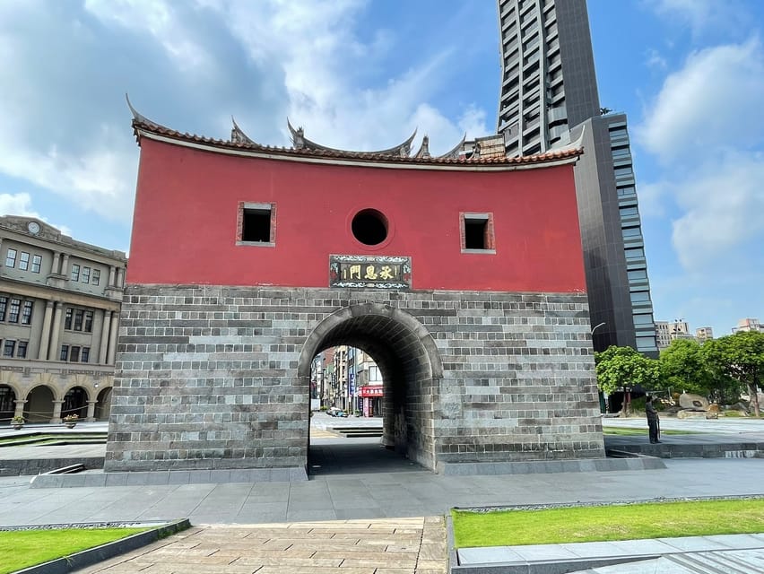 Taipei: Classic Landmarks Day Tour - Old Streets and New Cafés: Dadaocheng and Dihua Street Walk