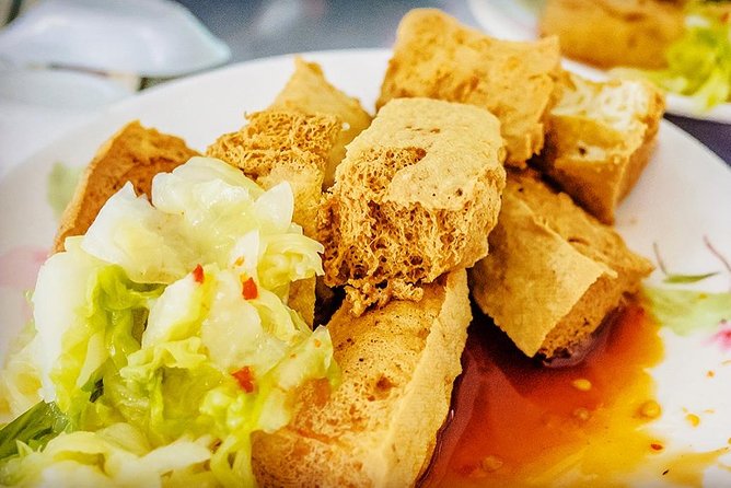Taipei Food Tour: Night Market & Convenience Store(Food Included) - Huaxi Street Night Market, tasting Michelin-rated street food