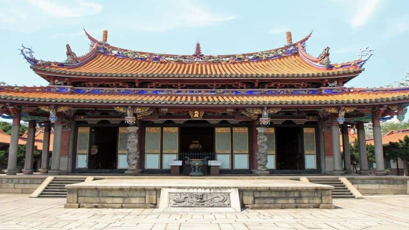 Taipei: Highlight Attractions Walking Tour - Your Taipei orientation starts with the way the city walks