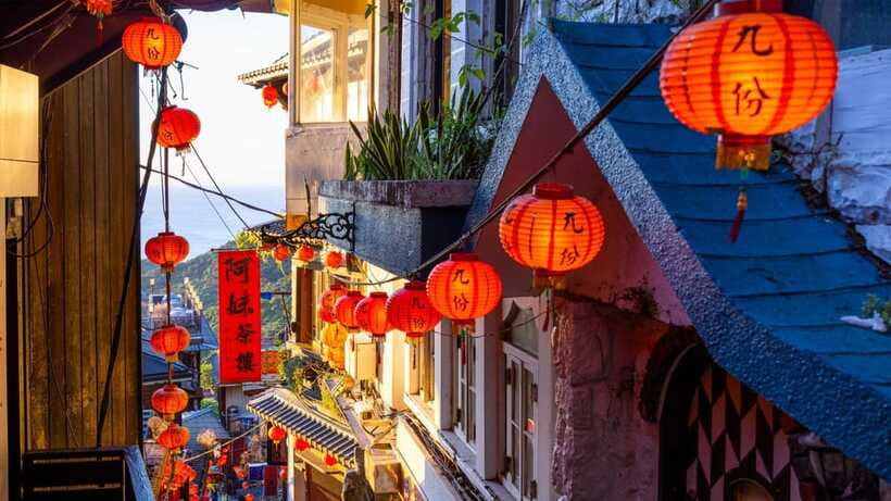 Taipei: Jiufen and Shihfen Half Day Tour - Food and Cash Tips for Lanterns and Snacks