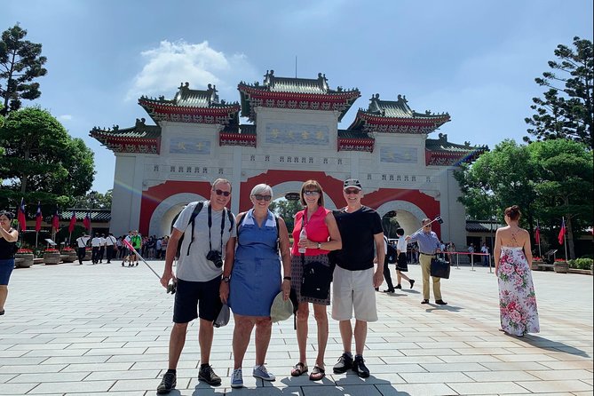 Taipei: Private Car Charter Tour - Ximending’s 1.5 Hours: Shopping Break Plus Street-Level Taipei