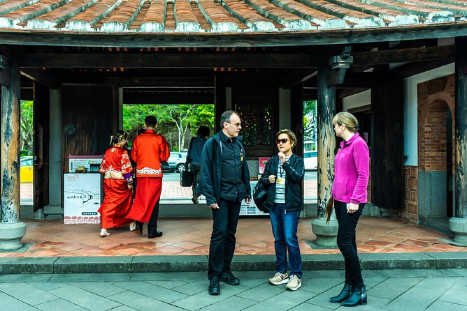 Taipei Private Custom Tour with a Local: Highlights & Hidden Gems - Stop 1: Taipei through a local lens, temples, night markets, and alley food
