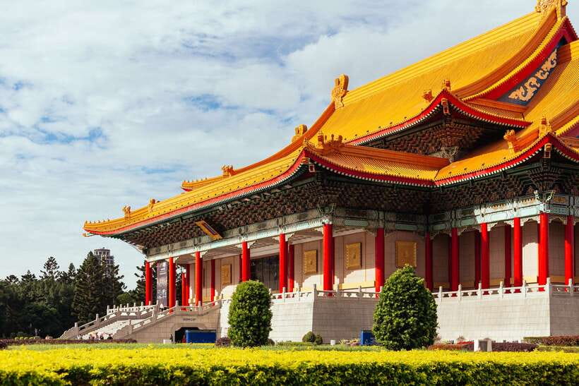 Taipei: Private Tour with Locals - Highlights & Hidden Gems - Getting oriented fast at MRT Chiang Kai-Shek Memorial Hall Exit 5